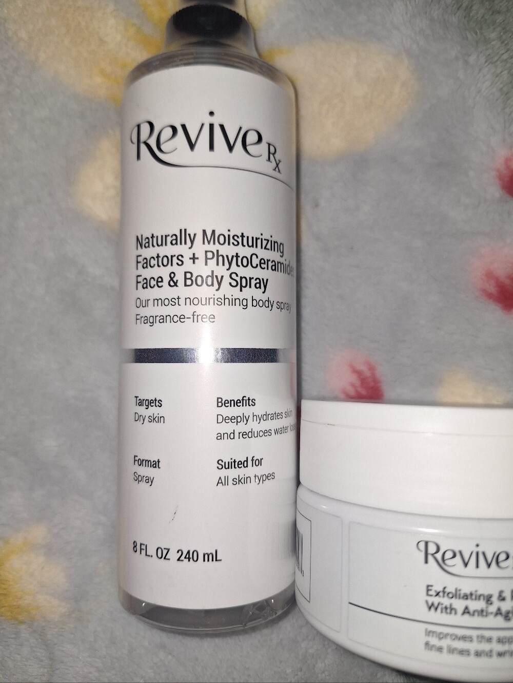 White Face & Body Moisturizing Spray and Exfoliating Wipes - White - Picture 2 of 3